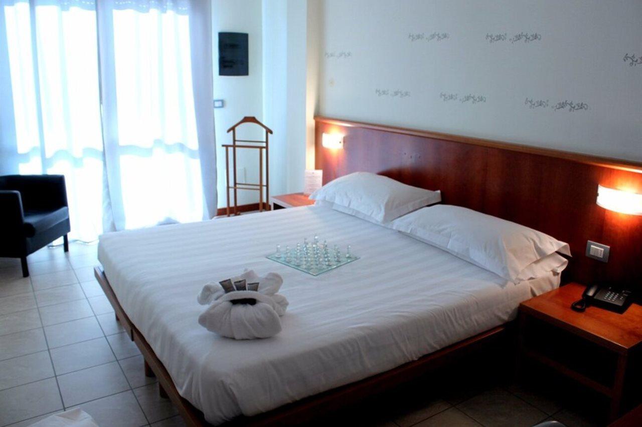 Leonardo Hotel Parma Bagian luar foto