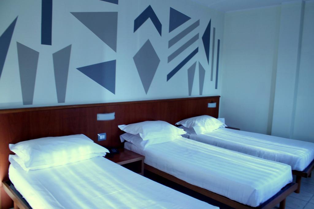 Leonardo Hotel Parma Bagian luar foto