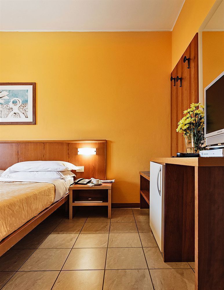 Leonardo Hotel Parma Bagian luar foto